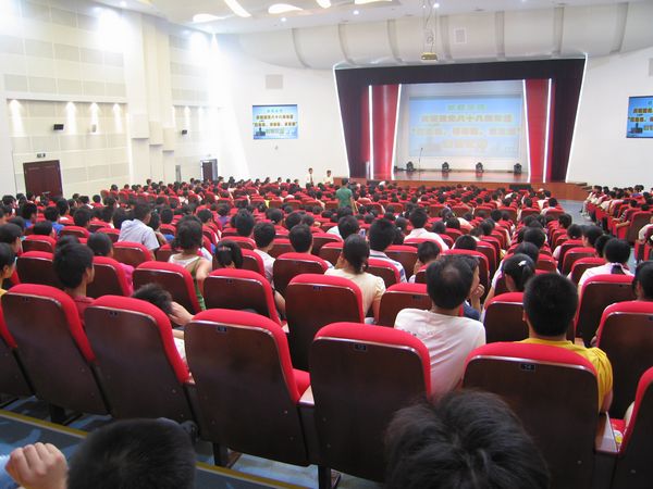 慶祝建黨八十八周年“應(yīng)危機、講奉獻、求發(fā)展”演講比賽