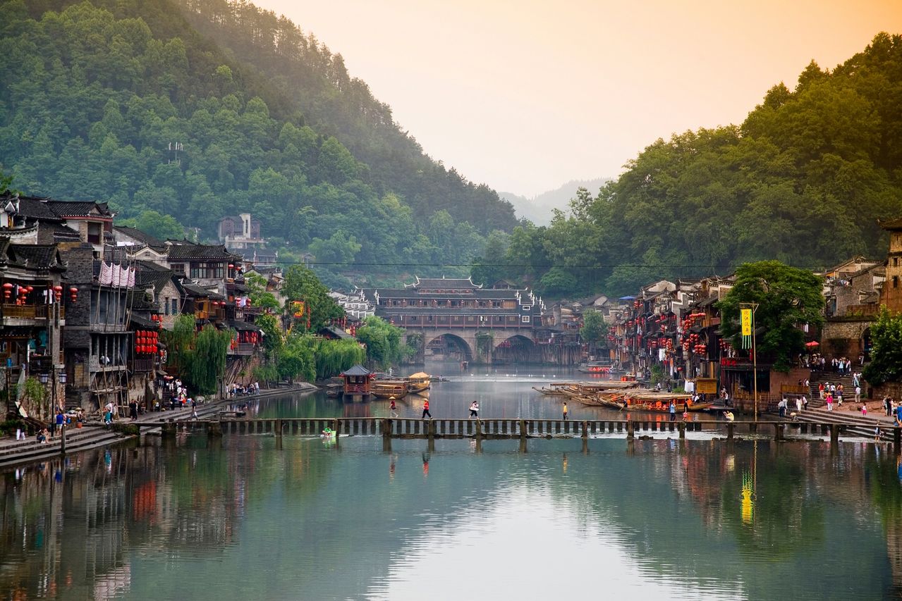 張家界、鳳凰古城、韶山、長沙、岳陽樓、衡山